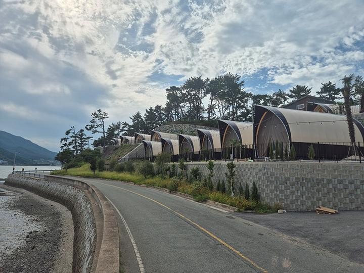 [경상남도 남해군] 블루모어 글램핑 리조트 – 바다 보며 힐링하는 오션뷰 블루 모어 글램핑 리조트
