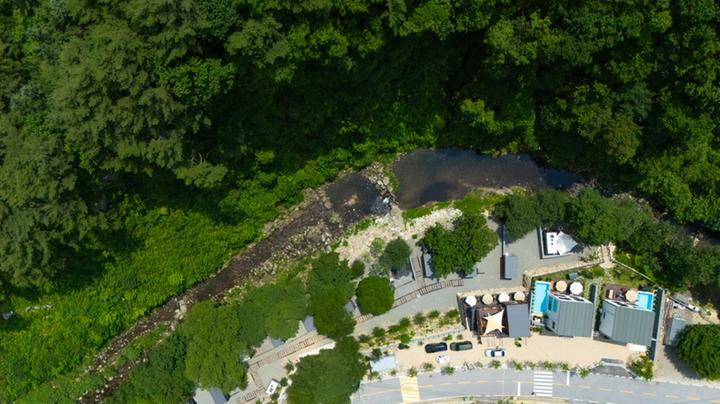 [경기도 가평군] 스테이지 캠핑앤풀빌라 – 절벽과 계곡, 우거진 나무아래 개별화장실과 개별개수대까지