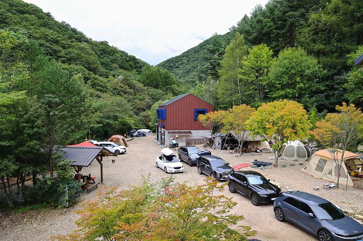 [강원도 평창군] 산마을 풍경 – 흥정계곡 최상류에 위치한 펜션과 캠핑장