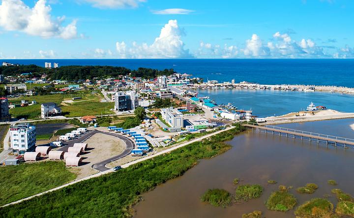 [강원도 강릉시] 베이스캠프 – 시천항옆에 위치한 프리미엄 글램핑과 버스 카라반