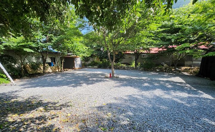 [충청북도 제천시] 월악산레트로캠핑N민박 – 산과 계곡으로 둘러싸여 자연친화적인 오토캠핑장