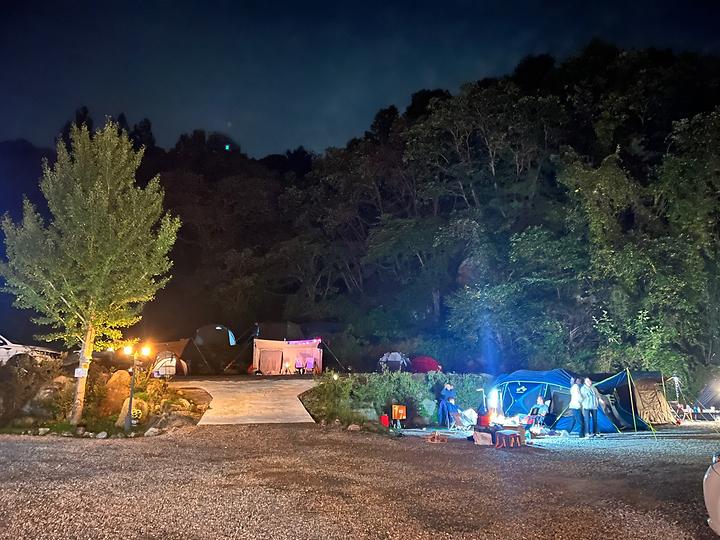 [경기도 가평군] 캠핑포유야영장 – 가평 싸리재길, 계곡옆 펜션과 함깨하는 캠핑장