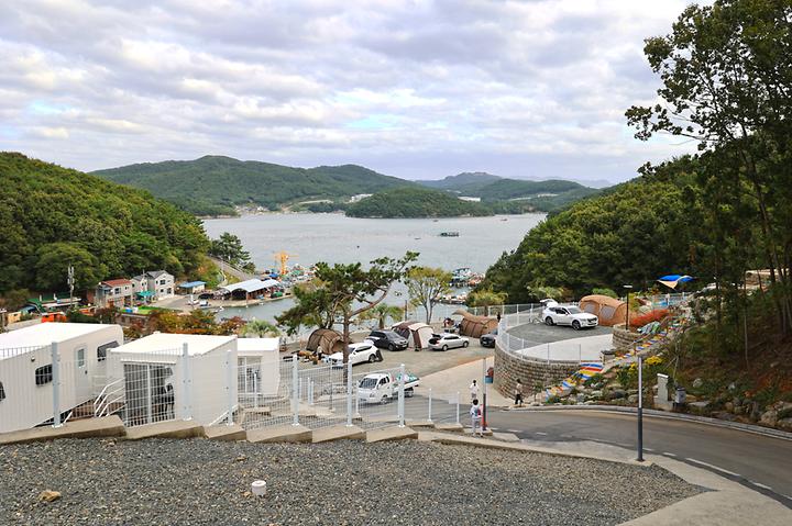 [경상남도 창원시] 더 숨 포레스트 – 저도 안쪽 전망좋은 곳. 창원대표 오토캠핑장과 카라반 여행