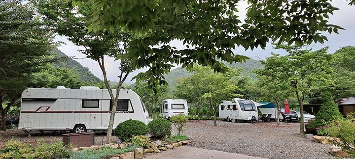 [전라북도 진안군] 숲스토리야영장 – 깔끔함이 돋보이는 계곡 캠핑장