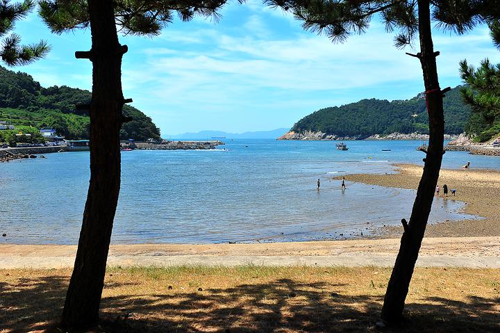 [경상남도 남해군] 두모마을야영장 – 아름다운 바다와 해양레저 체험이 가득한 두모마을.