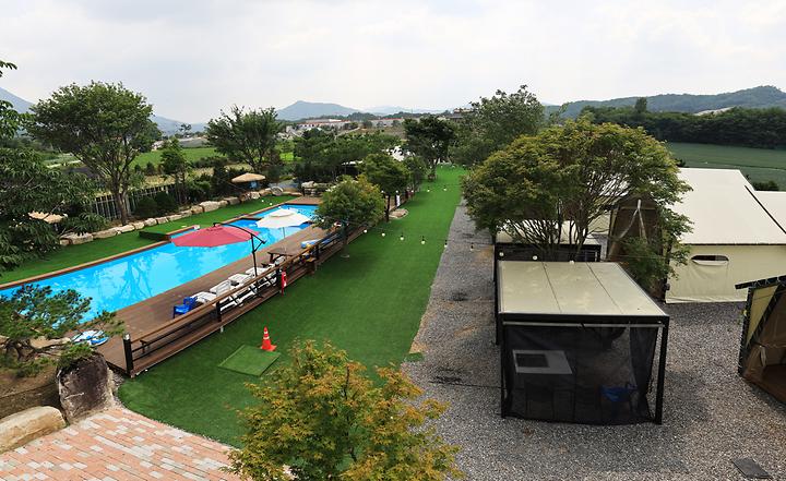 [경기도 포천시] 아지트글램핑 – 운악산이 조망되는 럭셔리 글램핑