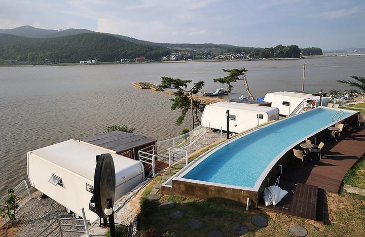 [인천광역시 강화군] 태그하우스 – 동검도 바닷가 풀빌라 펜션과 카라반