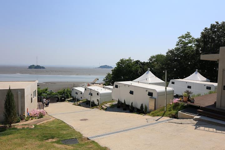 [인천광역시 강화군] 오우스 카라반 캠핑장 – 석모도 보문사옆 해변 언덕, 바다 뷰 카라반과 카페