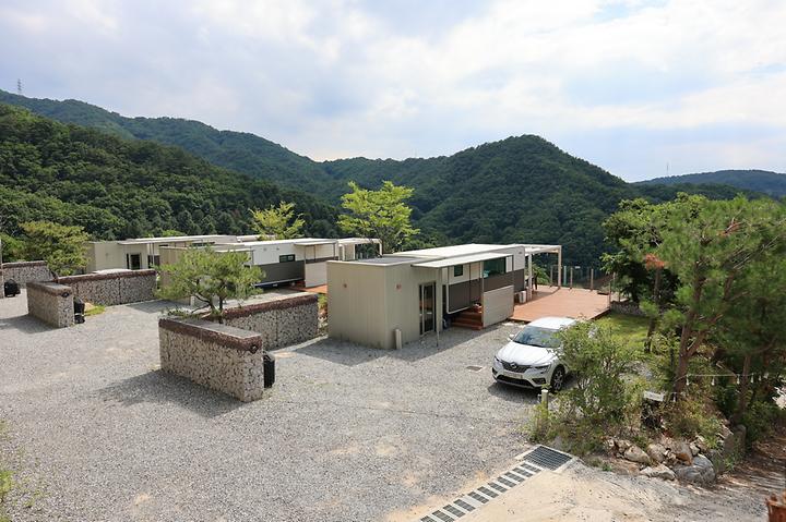 [경기도 포천시] 포천 몽롱한노을 카라반 캠핑장 – 청계호수 안쪽 아름다운 노을이 보이는 프라이빗 카라반