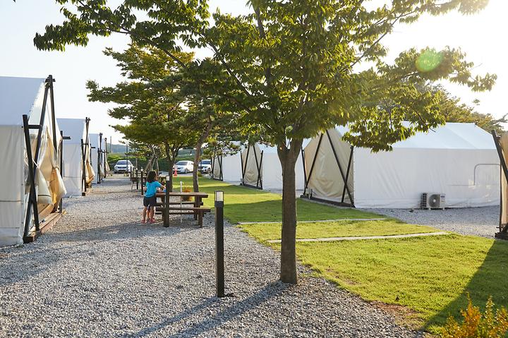 [인천광역시 강화군] 노을빛바다애글램핑 – 코앞에 서해가 있는 오토캠핑장