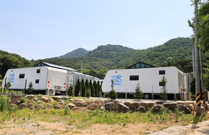 [경기도 김포시] 구르미의 오션 – 문수산성 옆 사계절 개별 온수풀 카라반캠핑장