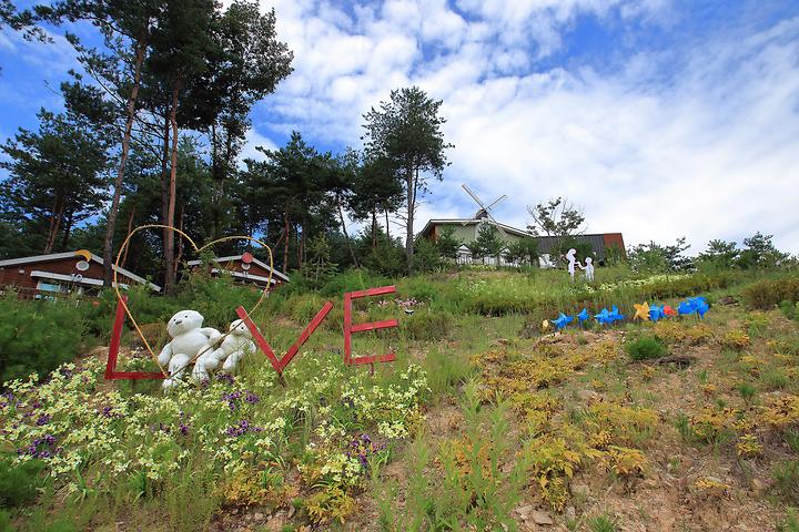 [충청북도 제천시] 태라 글램핑 – 숲속에 비밀 공간처럼 자리한 글램핑