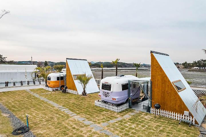 [경상남도 사천시] 토리글램핑 – 바다 앞 고급스러운 글램핑&카라반