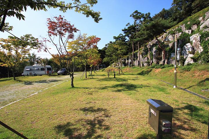 [충청남도 예산군] 예당관광지 국민여가캠핑장 – 청정 호수와 산이 한데 어우러진 캠핑장