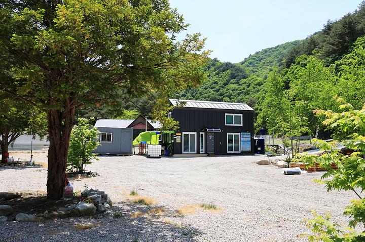 [강원도 홍천군] 바나나 캠핑장 – 내린천 칡소폭포 안쪽 계곡에 있는 반려동물 동반 캠핑장