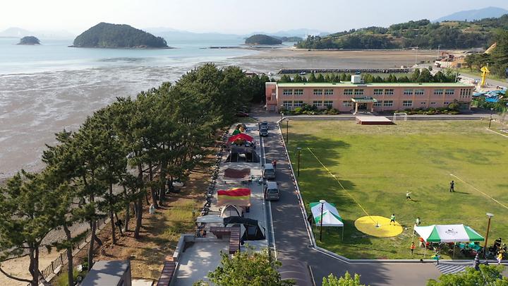 [경상남도 남해군] 회룡농촌체험휴양마을 – 폐교를 개조한 해변 옆 캠핑장