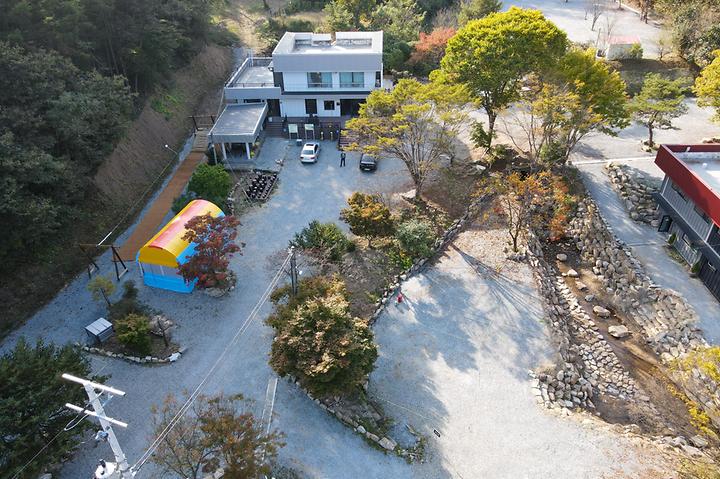 [충청북도 진천군] 진천명품휴미락캠핑장 – 부대시설이 눈에 띄는 숲속 캠핑장