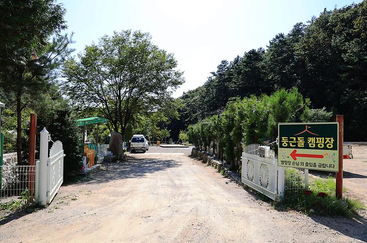 [경기도 양평군] 둥근돌캠핑장 – 맑은 개울이 옆으로 흐르는 소규모의 조용한 캠핑장