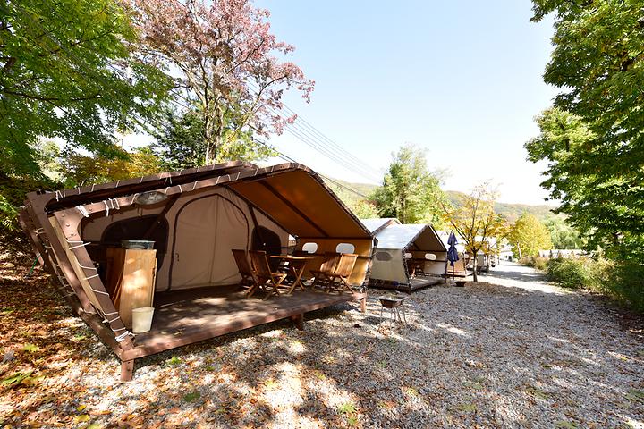 [경기도 가평군] 별빛누리 글램핑 – 물 맑은 조종천과 깃대봉 암벽이 병풍처럼 두른 글램핑장