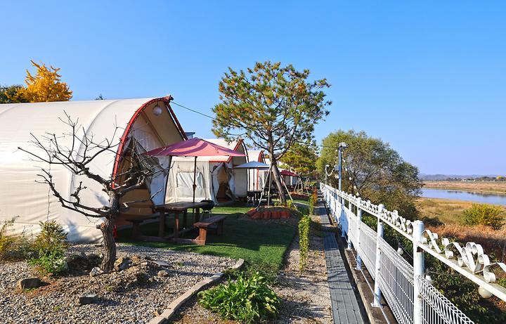 [경기도 연천군] 준삼형제글램핑 – 반려견과 함께 임진강을 바라보며 여유를 느끼는 공간