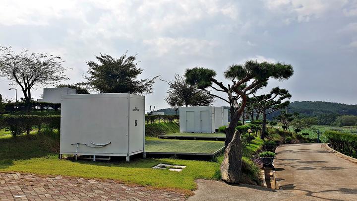 [충청남도] 태안 안면도 비비애견동반캠핑장 – 자연과 어우러진 곳에 자리한 글램핑, 카라반, 오토캠핑장에서 보내는 여유로운 휴식