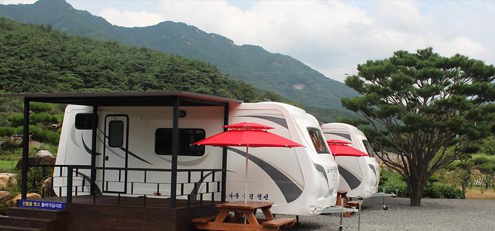 [경상남도 창녕군] 소나무 풍경 펜션 야영장 – 화왕산 자락 계성천변에 위치한 전원주택형 펜션 & 카라반