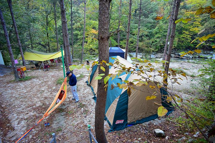 [경상남도 거창군] 주은캠핑장 – 수심이 깊지 않아 아이들 물놀이하기 좋은 캠핑장
