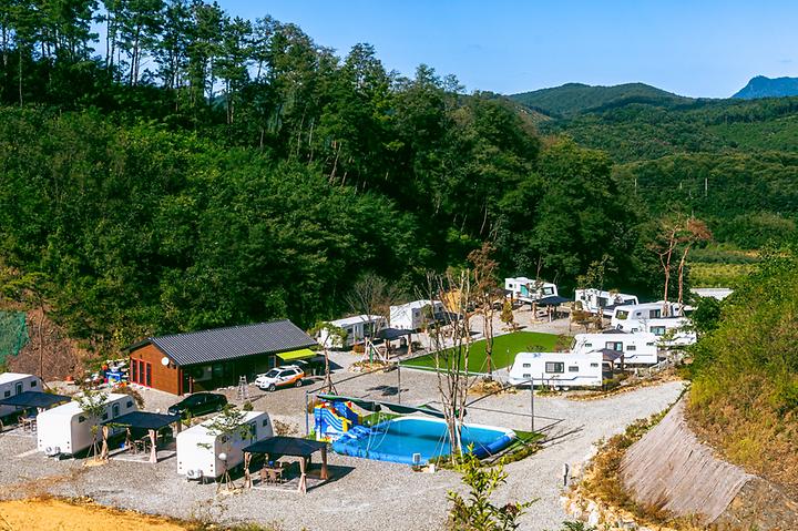 [충청북도 영동군] 별애드림 캠핑장 – 카라반에서 즐기는 낭만적인 캠핑