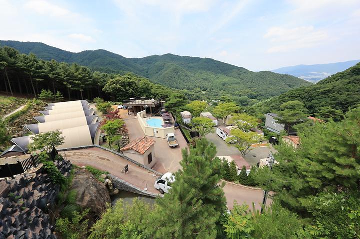 [경기도 포천시] 스푼 글램핑 카라반 – 포천 수원산 자락 부부송 전원마을 맨 위에 위치한 럭셔리 글램핑&카라반