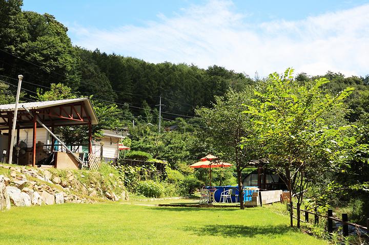 [강원도 홍천군] 홍천 반딧불캠핑장 – 개별 화장실을 갖춘 소형 프라이빗 캠핑장