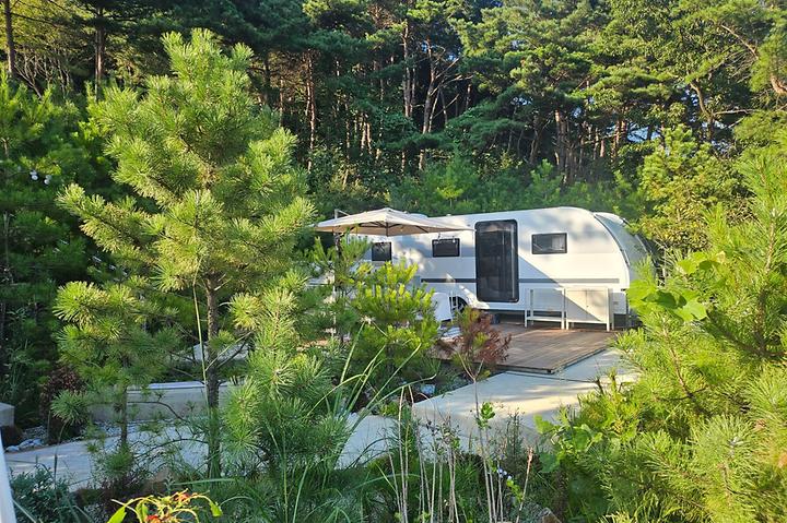 [경상북도 청도군] 청도브리즈힐캠핑앤카라반 – 유럽형 고급 카라반과 수영장이 돋보이는 곳