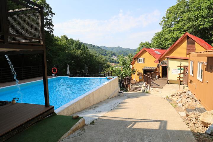 [강원도 춘천시] 히든밸리 춘천 – 밀리터리 컨셉의 원초적 이색 캠핑장