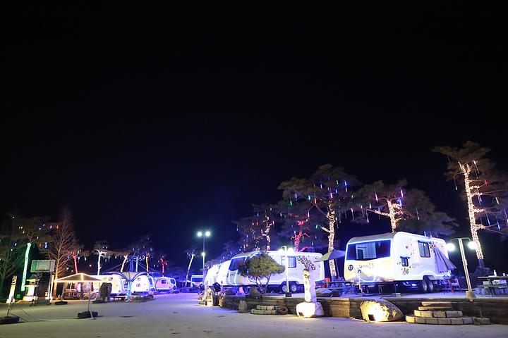 [충청남도 공주시] 장승마을 카라반 – 장승과 빛 축제가 함께하는 캠핑장