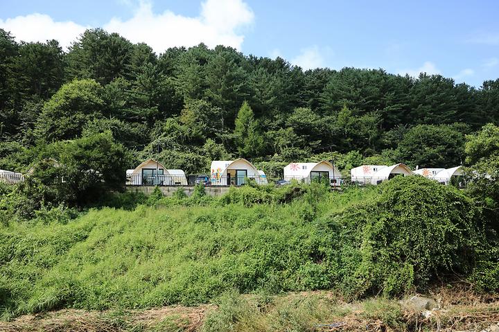 [경기도 가평군] 가평 네잎클로버 카라반 글램핑 – 유명산 아래 벽계천 옆에 있는 리조트형 캠핑장