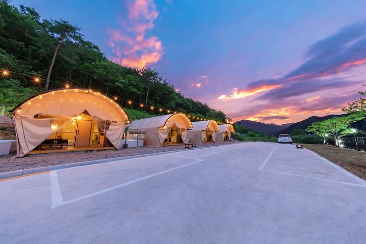 [경상북도 문경시] 더모스트 글램핑 – 개별 수영장을 갖춘 세련된 글램핑