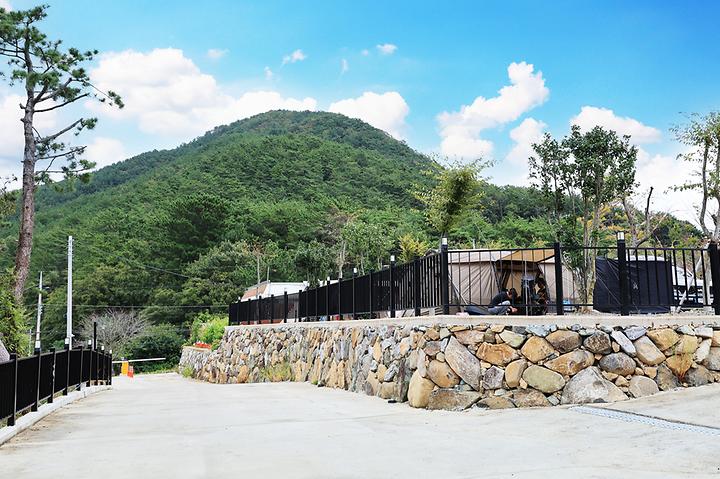 [경상남도 거제시] 산달바다 캠핑장 – 산달섬 맞은편 소랑에 위치한 캠핑장