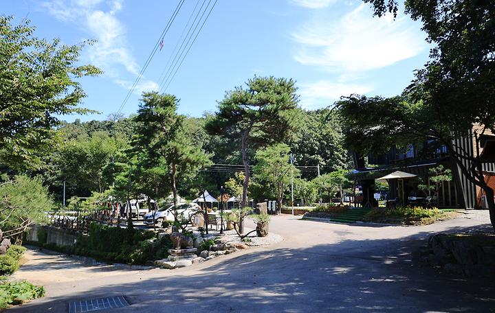 [경기도 연천군] 아미캠핑장 – 백학저수지 인근 조경이 이쁜 가족형 캠핑장