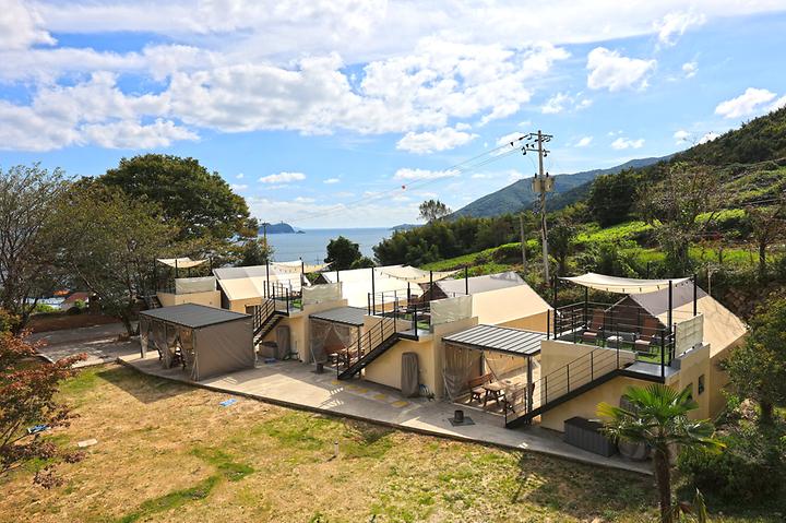 [경상남도 남해군] 시선글램핑 – 개별 루프탑을 갖춘 남해 독일마을옆 바다뷰 글램핑