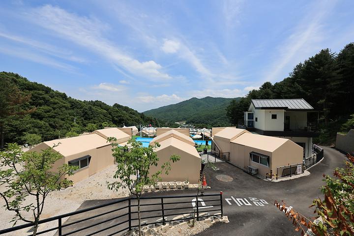 [경기도 포천시] 더히로플레이그라운드펜션&글램핑 – 운악산뷰와 대형 수영장이 일품인 반려견동반 펜션&글램핑