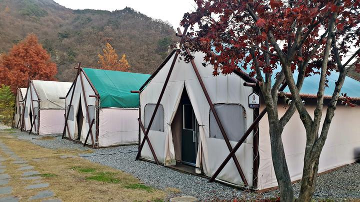 [충청북도] 팔봉글램핑 – 팔봉폭포가 흐르고 달천강이 보이는 아름다운 글램핑장