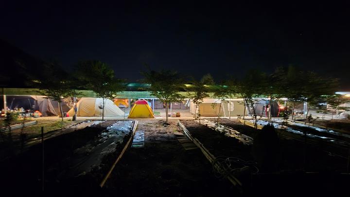 [경상남도 밀양시] 장미길 테마 야영장 – 맑고 쾌적한 내부 환경과 높은 산에서 내려오는 바람과 강을 둘러싼 장미 명품 길과 벚꽃 길이 어울린 아름다운 캠핑장 입니다