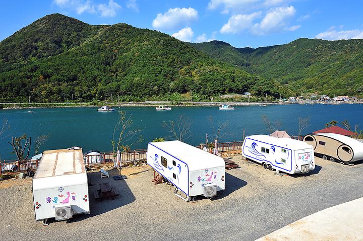 [경상남도 고성군] 놀터캠핑장 – 호수같은바다 노을 낚시생태체험가능