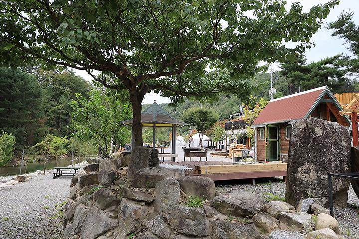 [경기도 가평군] 메기의 추억 – 현리유원지앞 돔 글램핑이 인기있는 계곡 캠핑장