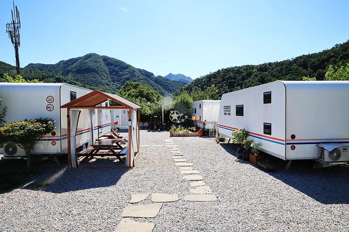 [강원도 영월군] 휴가든 카라반 – 다육식물 체험장 있는 럭셔리 카라반 캠핑장