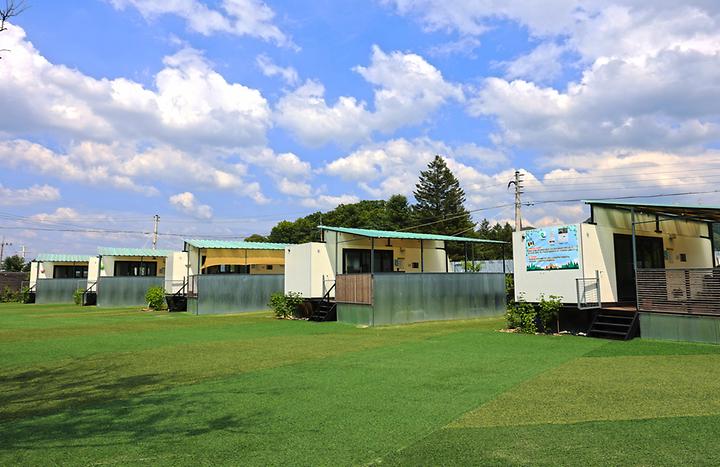 [경기도 포천시] 포천롯지카라반캠핑장 – 사진스튜디오를 가지고 있는 개울 옆 감성 글램핑장