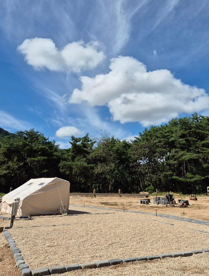 [경상남도 산청군] 모닥모닥 황매산 캠핑장 – 황매산 자락 반백년 역사의 채석장 리모델링 캠프