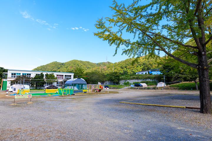 [경상북도 경주시] 경주쿠키오토캠핑장 – 폐교가 낭만적인 캠핑장으로 탈바꿈한 공간