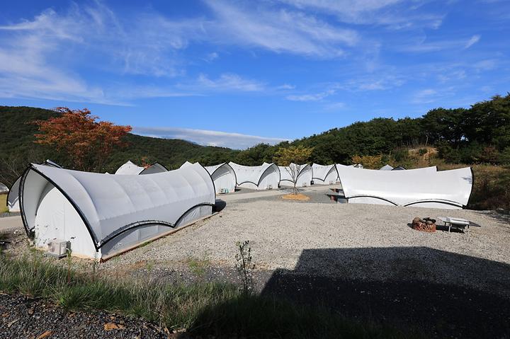 [울산광역시 울주군] 별숲글램핑 – 전체 만평부지,700평 천연잔디광장