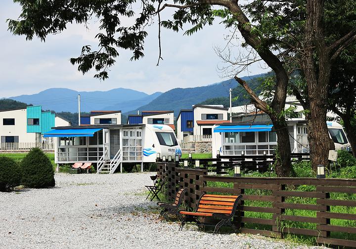 [경기도 가평군] 브룩스 캠핑장 – 북한강 지류 가평천 옆 풀빌라 펜션에 딸린 카라반 숙소