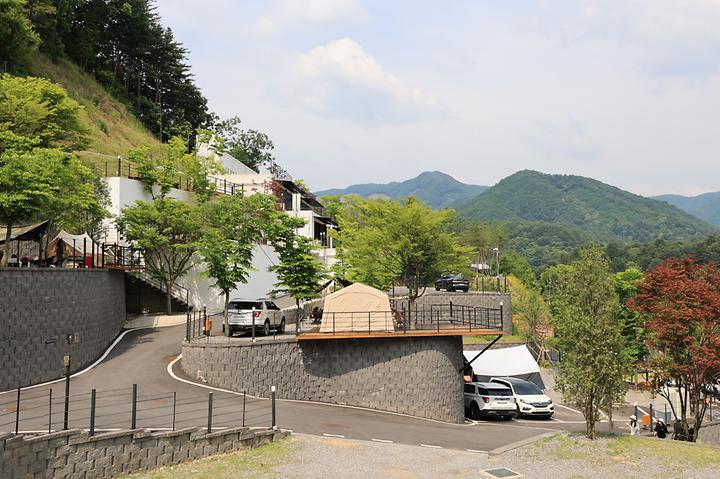 [경기도 가평군] (주)너의아지트가되어줄게 – 글램핑시설과 대여캠프 25동, 90개의 사이트를 갖춘 초대형 캠핑장